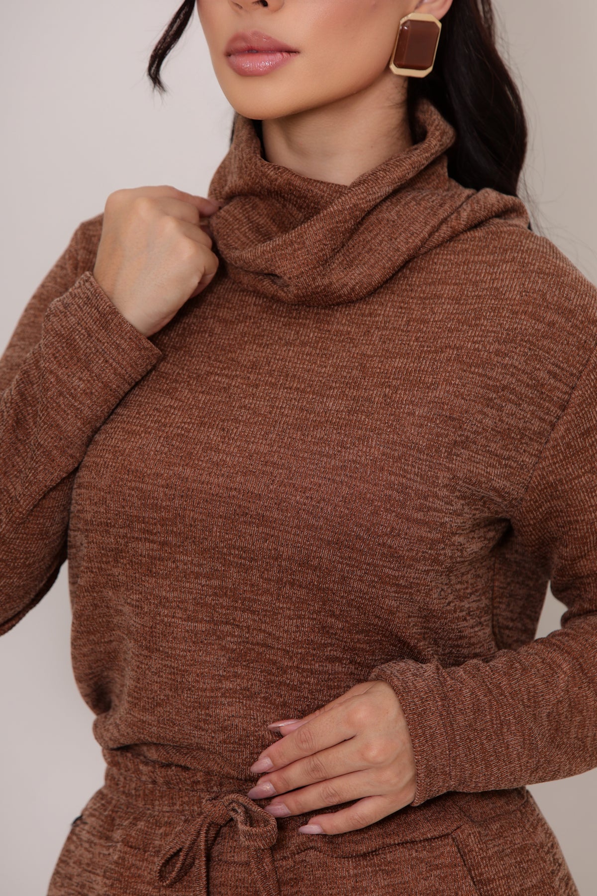 Conjunto Monique em Malha Tricot Rib Premium | Casaco Gola Alta + Calça Confort