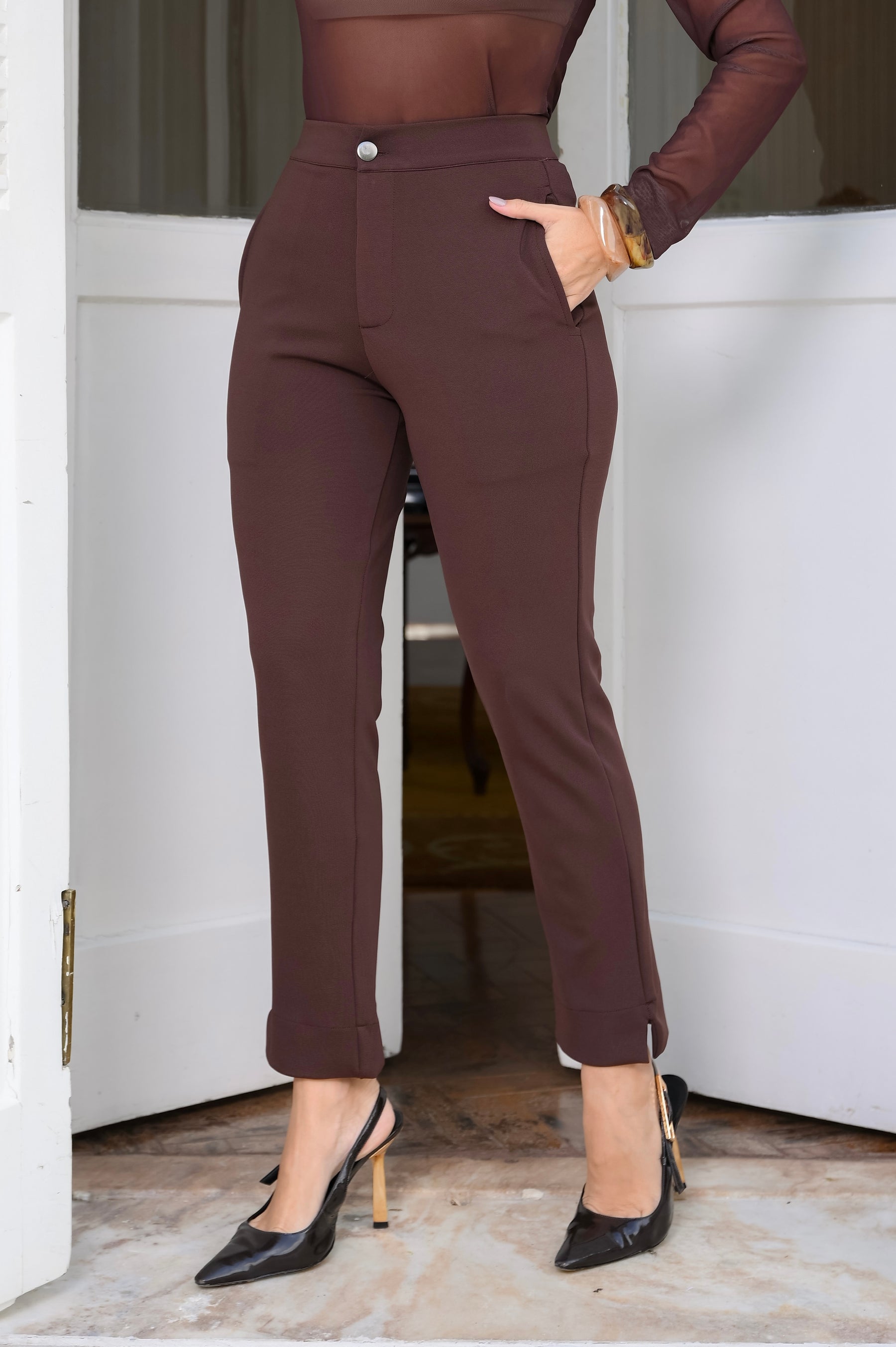 Calça Valenza – O Novo Ícone de Sofisticação Feminina no Brasil