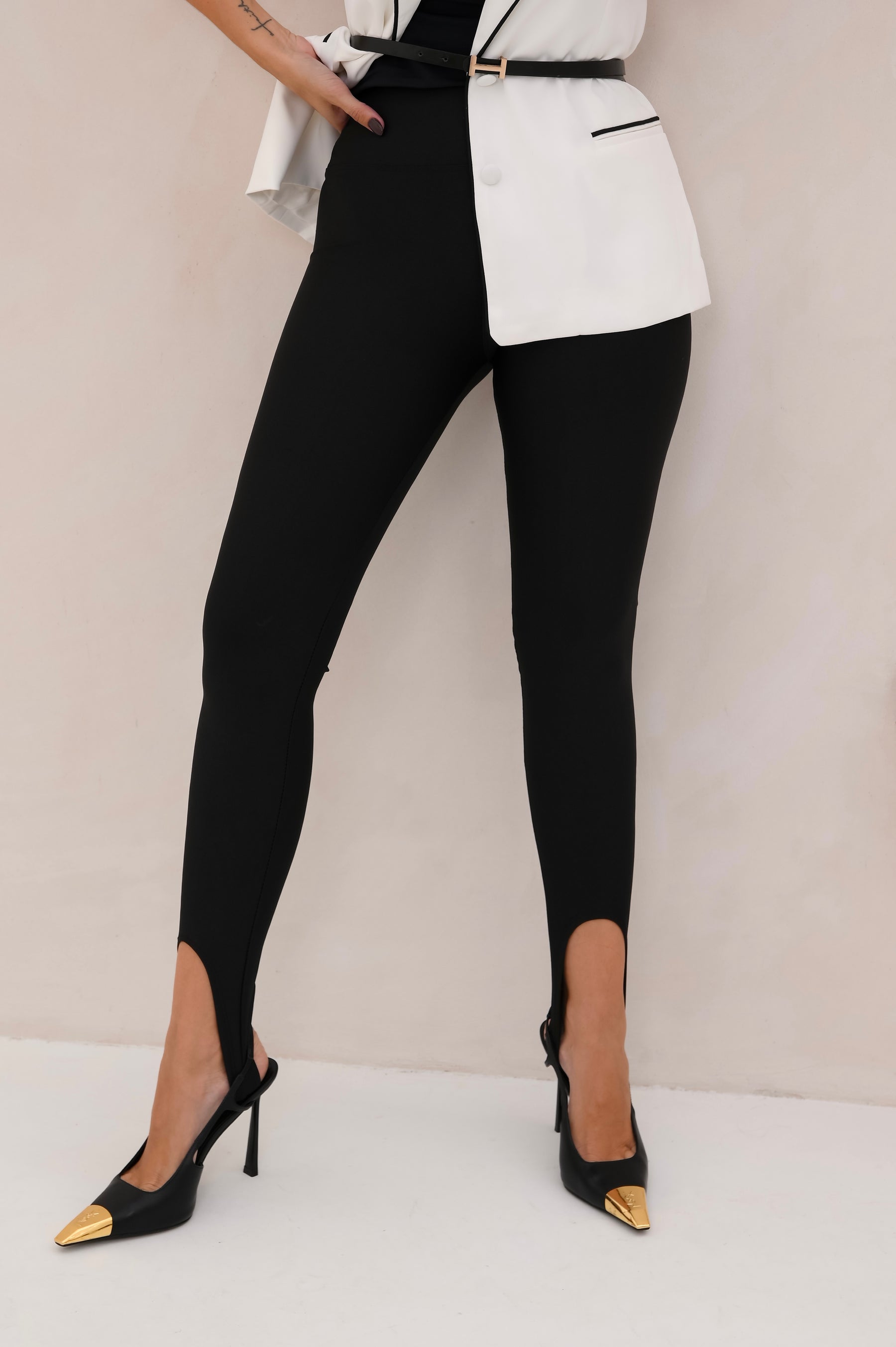 Legging Pézinho Noir Élégance™ – O Clássico Europeu que Valoriza Suas Curvas.