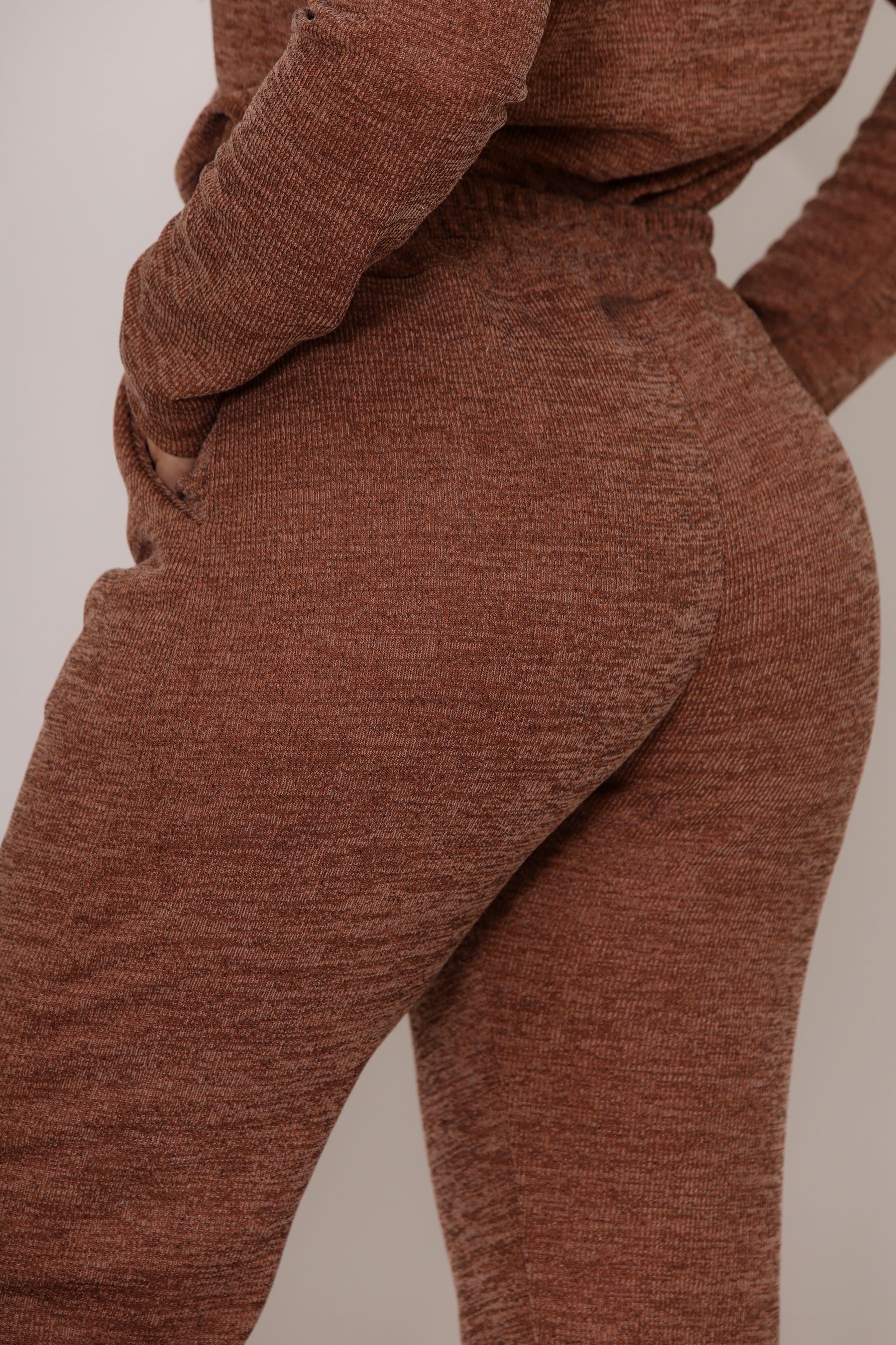 Conjunto Monique em Malha Tricot Rib Premium | Casaco Gola Alta + Calça Confort